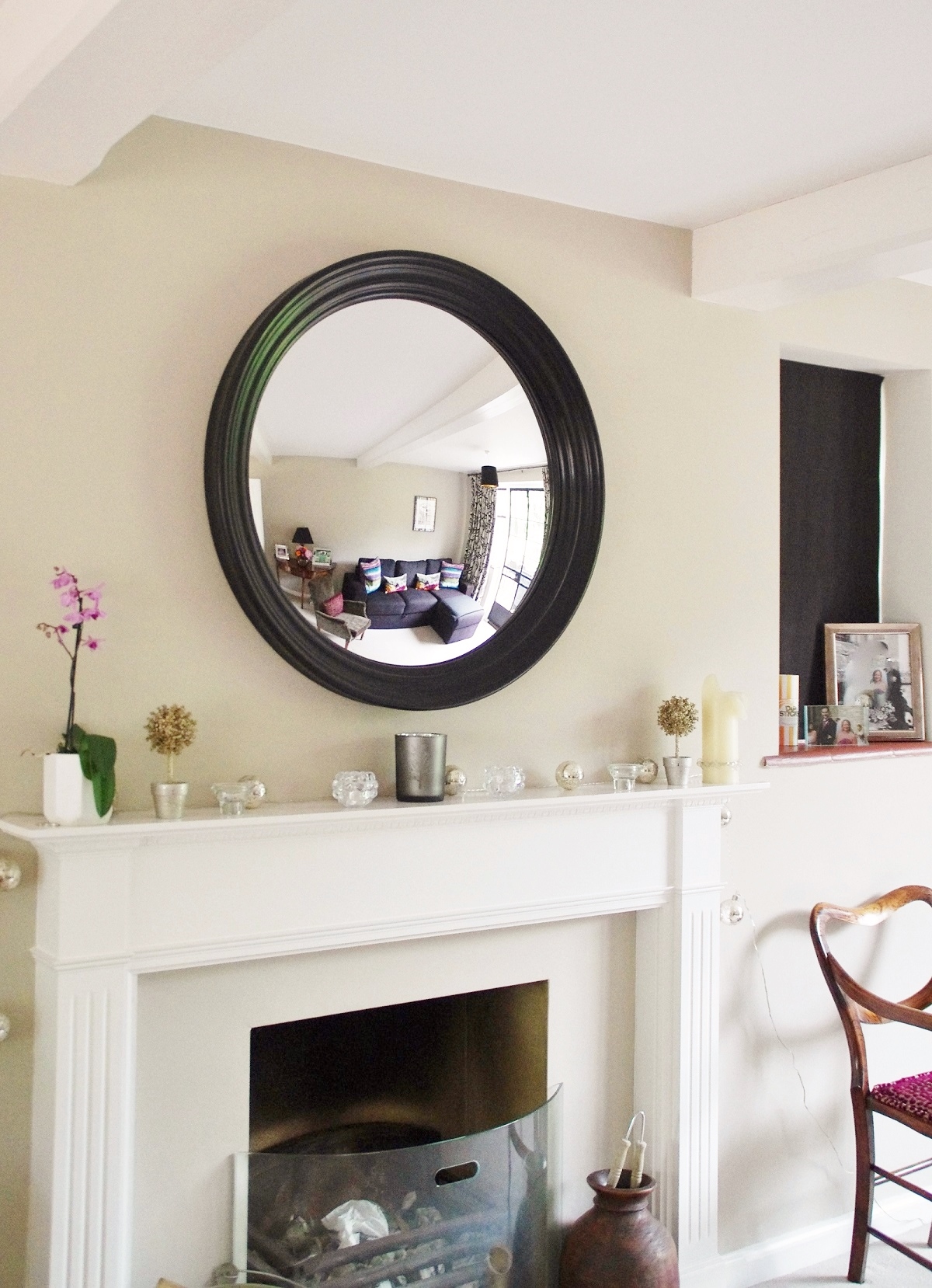 4 Essential Tips for Hanging a Round Mirror  above  a 